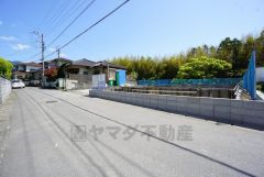 前面道路は交通量が少なく小さなお子様がいるご家庭も安心です＾＾ カースペースは停めやすい並列駐車4台付き。