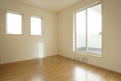 同仕様写真。2面採光を確保した明るい室内は、風通しも良く、大変居心地の良い空間となっております。爽やかな風を感じて起きる朝は、快適生活の始まりに。