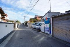 前面道路は公道北西側約4.5ｍ。 車通りも少ないため小さなお子様がいても安心して過ごせます＾＾