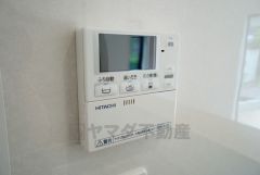 同仕様写真。給湯器リモコンはキッチン横からボタンひとつで操作が楽々。通話ボタン付きでお子様とも会話ができて安心です。