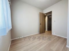 住む人のこだわりを活かす洋室＾＾日当たりがよく、寝室としての利用もおすすめ。ウォークインクローゼットもあり荷物もすっきり片付けれ、ゆとりのある暮らしが出来ます＾＾