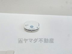 火災による煙や熱を感知して、警報音やブザー等で火災の発生を知らせてくれる火災警報器。
