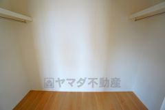 収納力豊富なウォークインクローゼット。洋服や小物などを1箇所にまとめて美しい収納を実現します。