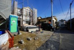 車スペースはゆとりある3台分を確保。マイカー用に、お客さま用に、余裕を持ってご利用いただけます。