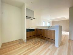 対面式カウンターキッチンでお子様の様子が見守れます。カウンタートップは耐熱性に優れており、日ごろのお掃除もふき取るだけでＯＫ。ステンレスシンクも簡単にお掃除できますよ。