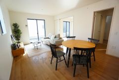 夏は強い日差しをカット、冬は暖かな遮熱高断熱型Low-Eガラスを採用。夏の強い日差しを約60%カットし、冷房効果を高めます。紫外線もカットするため紫外線による日焼けも抑制。