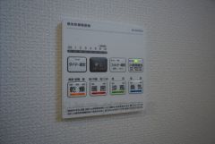 雨の日の洗濯も安心できる浴室暖房乾燥機付き浴室。リモコンで操作もボタン1つで簡単。