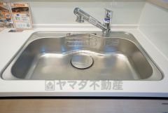 広々とした凸型シンクに洗剤ポケットを標準装備。大きなお鍋など洗いやすいです。洗剤や石鹸、スポンジもすっきりできる収納付き。