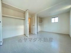 住む人のこだわりを活かす洋室＾＾日当たりがよく、寝室としての利用もおすすめ。広めのクローゼットもあり荷物もすっきり片付けれ、ゆとりのある暮らしが出来ます＾＾