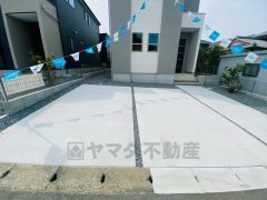 こちらの家には停めやすい並列駐車が2台分ついてます。車好きのご主人の洗車もゆったり。