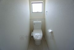 ウォシュレット付トイレです。節水機能もあるので、安心して使えますね。