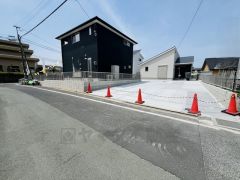 前面道路は南側4.8ｍ西側4.2ｍ。 スムーズに駐車できる広さです＾＾ 弓削田小学校目の前。特急停車西鉄バス「西鉄後藤寺営業所」停まで徒歩12分＾＾
