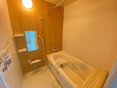 1日の疲れを癒すくつろぎのバスルーム。足を伸ばしてもゆったりと入れるサイズです。お子様と一緒にお風呂に入っても狭くないですね^^