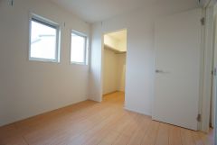 住む人のこだわりを活かす洋室＾＾日当たりがよく、寝室としての利用もおすすめ。広めのクローゼットもあり荷物もすっきり片付けれ、ゆとりのある暮らしが出来ます＾＾
