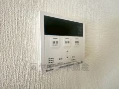 給湯器リモコンはキッチン横からボタンひとつで操作が楽々。通話ボタン付きでお子様とも会話ができて安心です。