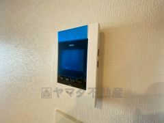 防犯性もばっちり、TVモニター付きインターフォン完備。大きなモニターで玄関先を確認できます。録画機能が付いているので不在時の訪問者も確認できて安心です^^