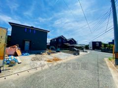 前面道路は交通量が少なく小さなお子様がいても安心です＾＾