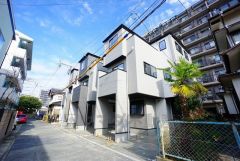 前面道路は南西側約4ｍ。交通量が少ないため小さなお子様がいるご家庭でも安心です＾＾