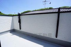 南向きで日当たりの良いバルコニー。お洗濯物も気持ちよく干せそうです。