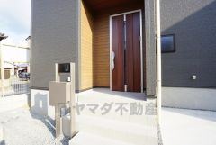タッチキー採用の玄関。お買い物帰りで、両手がふさがってきても簡単に中に入れます＾＾