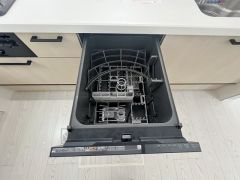 家事の時間が短縮できる食器洗浄乾燥機付。後片付けもラクラクです。 食器を洗う手間が減るので家族とのコミュニケーションの時間や自分の時間が増えますね。