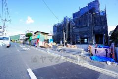 前面道路は西側約7.7ｍ。幅広く車の離合もスムーズです＾＾