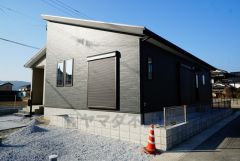 グレー・ホワイトを基調としたシンプルで飽きの来ない外観です。 流行に左右されないベーシックなカラーリングは、永住にふさわしい佇まいです。