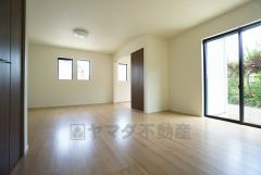 大きな窓のあるリビングは、陽光あふれる明るい空間です。居心地良く、ご家族皆がゆったり寛げる憩いの空間となりそうです。