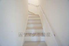 ご年配の方でも安心できる、手すり付き階段です＾＾段差も低めで設定されてますので安全性にも優れてますね＾＾