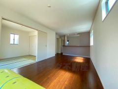 夏は強い日差しをカット、冬は暖かな遮熱高断熱型Low-Eガラスを採用。夏の強い日差しを約60%カットし、冷房効果を高めます。紫外線もカットするため紫外線による日焼けも抑制。