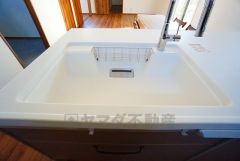 広々とした凸型シンクに洗剤ポケットを標準装備。大きなお鍋など洗いやすいです。洗剤や石鹸、スポンジもすっきりできる収納付き。