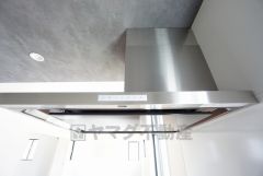 調理により発生する油煙や臭いを吸い込み、屋外へ排気してくれます。