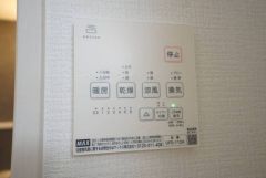 雨の日の洗濯も安心できる浴室暖房乾燥機付き浴室。リモコンで操作もボタン1つで簡単。 浴室暖房乾燥機には、暖房、乾燥、涼風、換気の4つの機能が付いています。タイマー付きです。