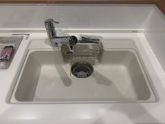 広々とした凸型シンクに洗剤ポケットを標準装備。大きなお鍋など洗いやすいです。洗剤や石鹸、スポンジもすっきりできる収納付き。