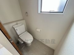 ウォシュレット付トイレです。節水機能もあるので、安心して使えますね。もちろん、1階2階の2ヶ所にトイレがあるので、忙しい朝にもゆとりができますね。