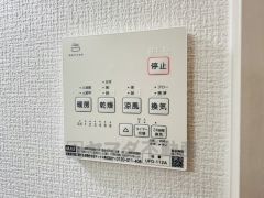 雨の日の洗濯も安心できる浴室暖房乾燥機付き浴室。リモコンで操作もボタン1つで簡単。 浴室暖房乾燥機には、暖房、乾燥、涼風、換気の4つの機能が付いています。タイマー付きです。
