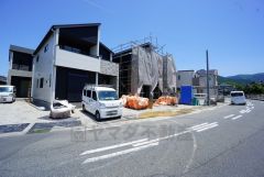 前面道路は8.1ｍ。 お車をスムーズにお停めできます＾＾ カースペースは全棟2台＾＾ 西鉄バス須恵停徒歩2分。