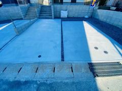 駐車スペースはゆとりある2台分を確保。マイカー用に、お客さま用に、余裕を持ってご利用いただけます。 ご夫婦で1台ずつと急な来客やご友人が来ても安心して駐車できます＾＾