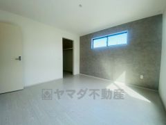 主寝室としても利用できる約8帖の洋室は南西側にバルコニーがあり、日当たり良好です。温かい光の差し込むゆとりのある居室をぜひ現地にてご確認くださいませ。
