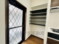 まとめ買いしてもこの収納量なら心配要らずのパントリー。調理家電や食品のストックをすっきりまとめられ、キッチン周りを広々使えます。