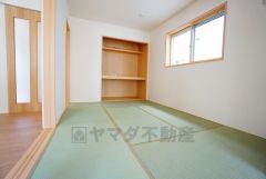 同仕様写真。リビングからの続き間として和室をご用意しました。普段はリビングとつなげて開放的なスペースとして。来客時には客間としてお使いいただけます。