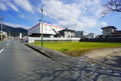 前面道路は公道北側約8.1ｍ。幅広いため、車の離合や駐車がスムーズです＾＾