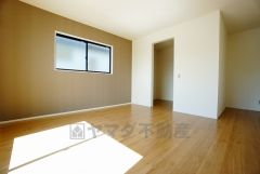 同仕様写真。住む人のこだわりを活かす洋室＾＾日当たりがよく、寝室としての利用もおすすめ。広めのクローゼットもあり荷物もすっきり片付けれ、ゆとりのある暮らしが出来ます＾＾