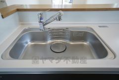 色も形もキレイなシンクは、広さも確保しているので、大きめの鍋も簡単に洗えます。