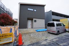 カースペースは停めやすい並列駐車2台付き。