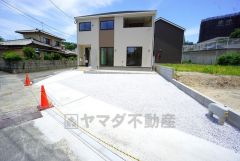 カースペースは停めやすい並列駐車3台付き。 ご夫婦で1台づつ、急な来客時も安心です。お庭スペースあり＾＾