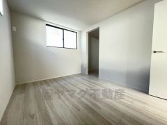 住む人のこだわりを活かす洋室＾＾日当たりがよく、寝室としての利用もおすすめ。広めのクローゼットもあり荷物もすっきり片付けれ、ゆとりのある暮らしが出来ます＾＾