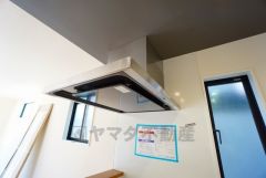 調理により発生する油煙や臭いを吸い込み、屋外へ排気してくれます。