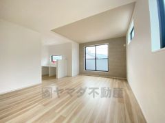 断熱性能の窓ガラスを採用。省エネ、光熱費カットにも貢献します。 夏は涼しく、冬は暖かく快適に過ごせます。