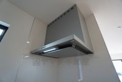 お手入れが簡単なスリム型レンジフードです。調理により発生する油煙や臭いを吸い込み、屋外へ排気してくれます。